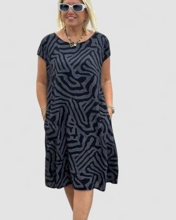Noora™ | Fanny – Robe légère avec motif zèbre et poches pratiques