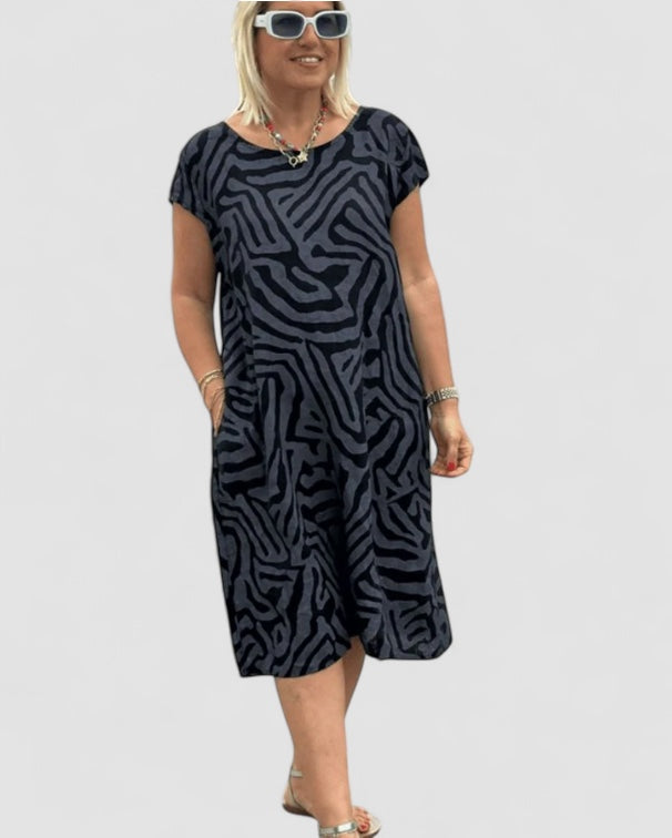 Noora™ | Fanny – Robe légère avec motif zèbre et poches pratiques