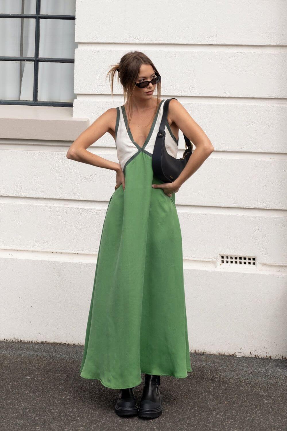 Agate | Robe Midi avec Décolleté en V effet Suédine